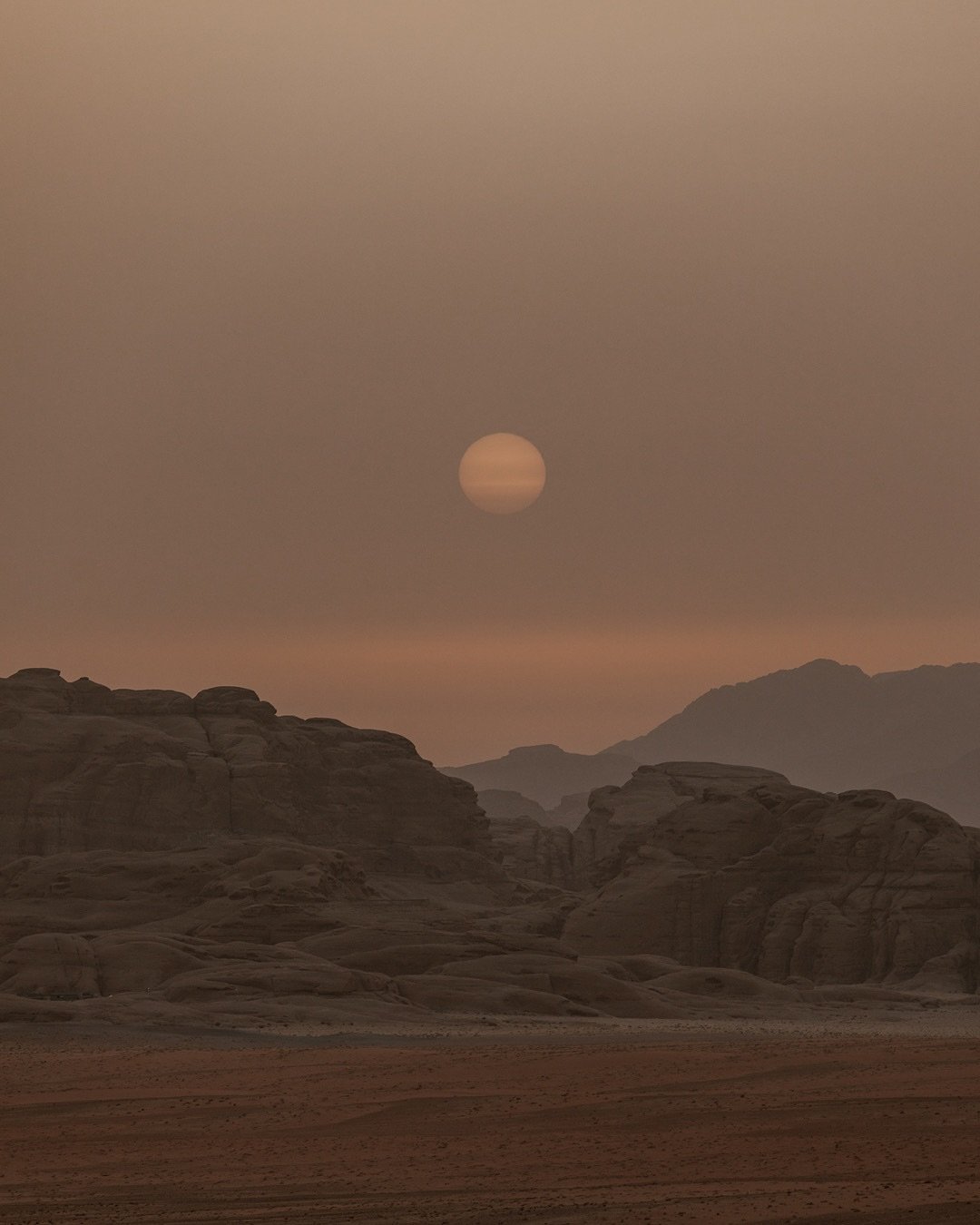 Sun down and moon rise in the desert of Wadi Rum.

#wadirum #wadirumjordan #wadirumdesert 
#everydayjordan #lovejordan #visitjordan #ig_jordan #shareyourjordan #theconstantlycurious