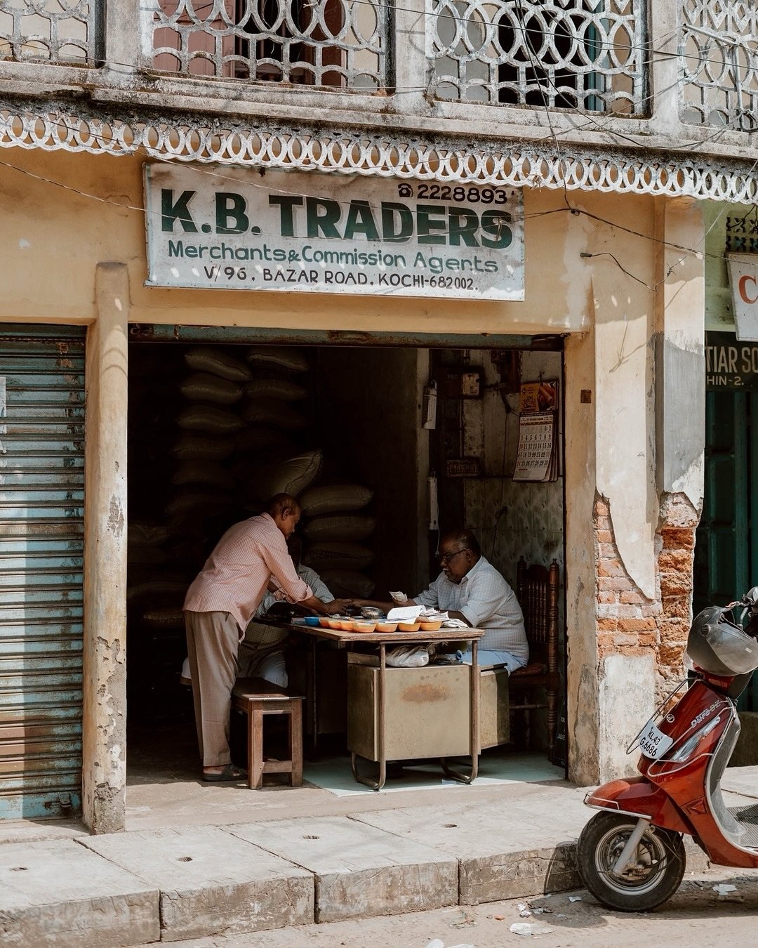 A few frames from Bazaar Road in Kochi.

Number two is our favourite 📸
.
.
.
.
.
.
.
.
.
.
#somewheretravel #exploreobserveshare #forthecurious #streetdreamsmag #thephotosociety #strangersinmyfeed #postthepeople #roadlesstraveled #streetclassics #in